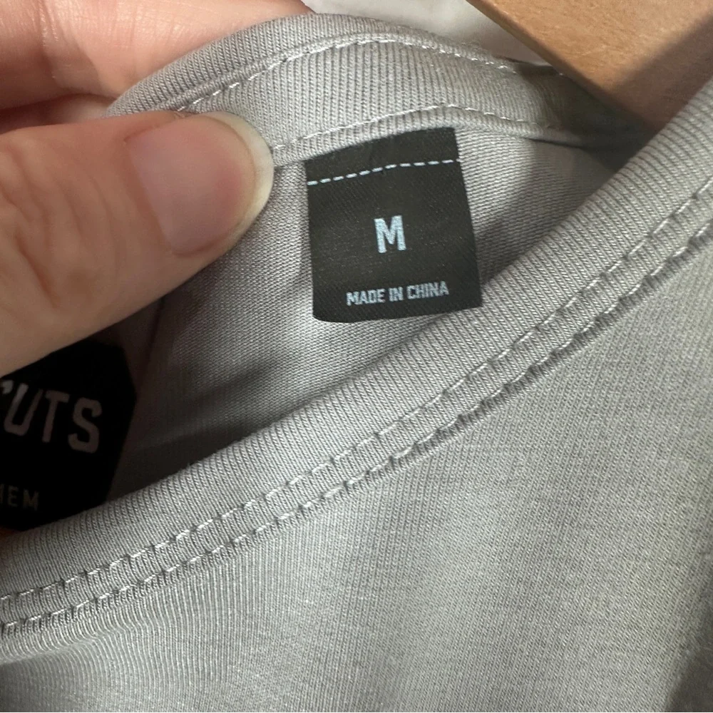 CUTS Clothing Crew Curve-Hem Tee Shirt Size Medium Grey